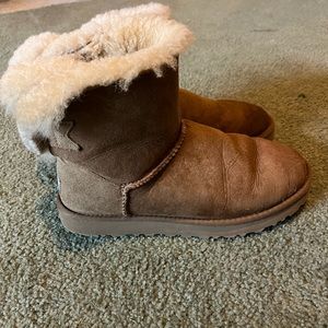 Ugh boots w knit bow